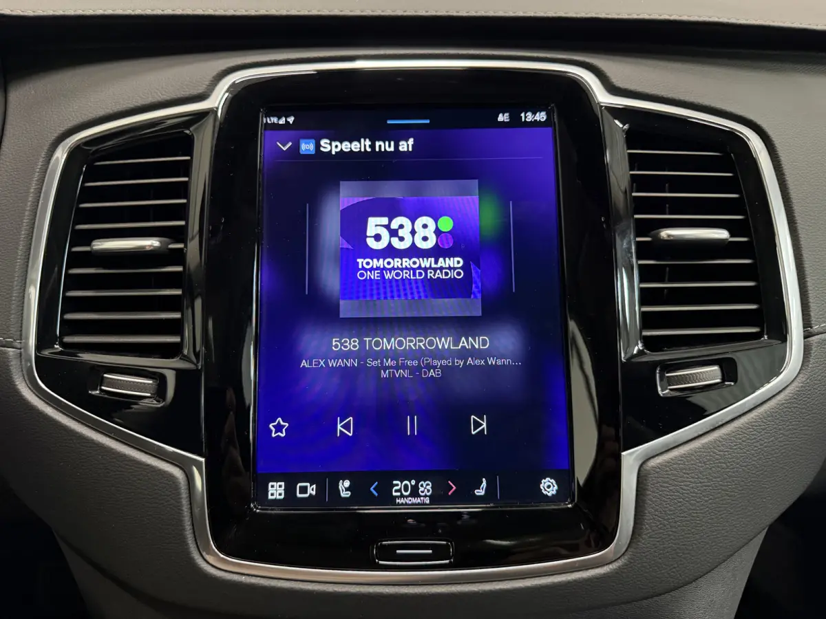 T8 Recharge AWD R-Design PANO/LUCHTVERING/TREKHAAK/SOH 98%/H&K/MEMORY/ZWART LEER/GOOGLE/CARPLAY/ACC/PILOT-ASSIST/20"/PRIVACY/VOLLEDIG VOLVO DEALER HISTORIE