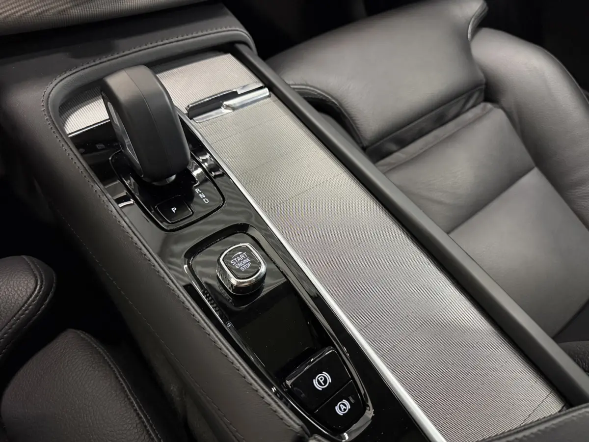 T8 Recharge AWD R-Design PANO/LUCHTVERING/TREKHAAK/SOH 98%/H&K/MEMORY/ZWART LEER/GOOGLE/CARPLAY/ACC/PILOT-ASSIST/20"/PRIVACY/VOLLEDIG VOLVO DEALER HISTORIE