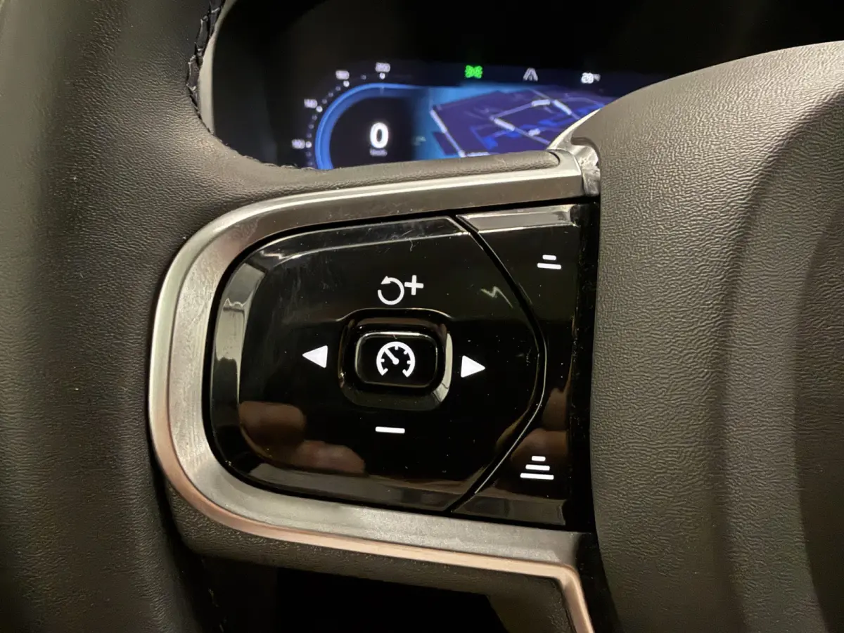 T8 Recharge AWD R-Design PANO/LUCHTVERING/TREKHAAK/SOH 98%/H&K/MEMORY/ZWART LEER/GOOGLE/CARPLAY/ACC/PILOT-ASSIST/20"/PRIVACY/VOLLEDIG VOLVO DEALER HISTORIE