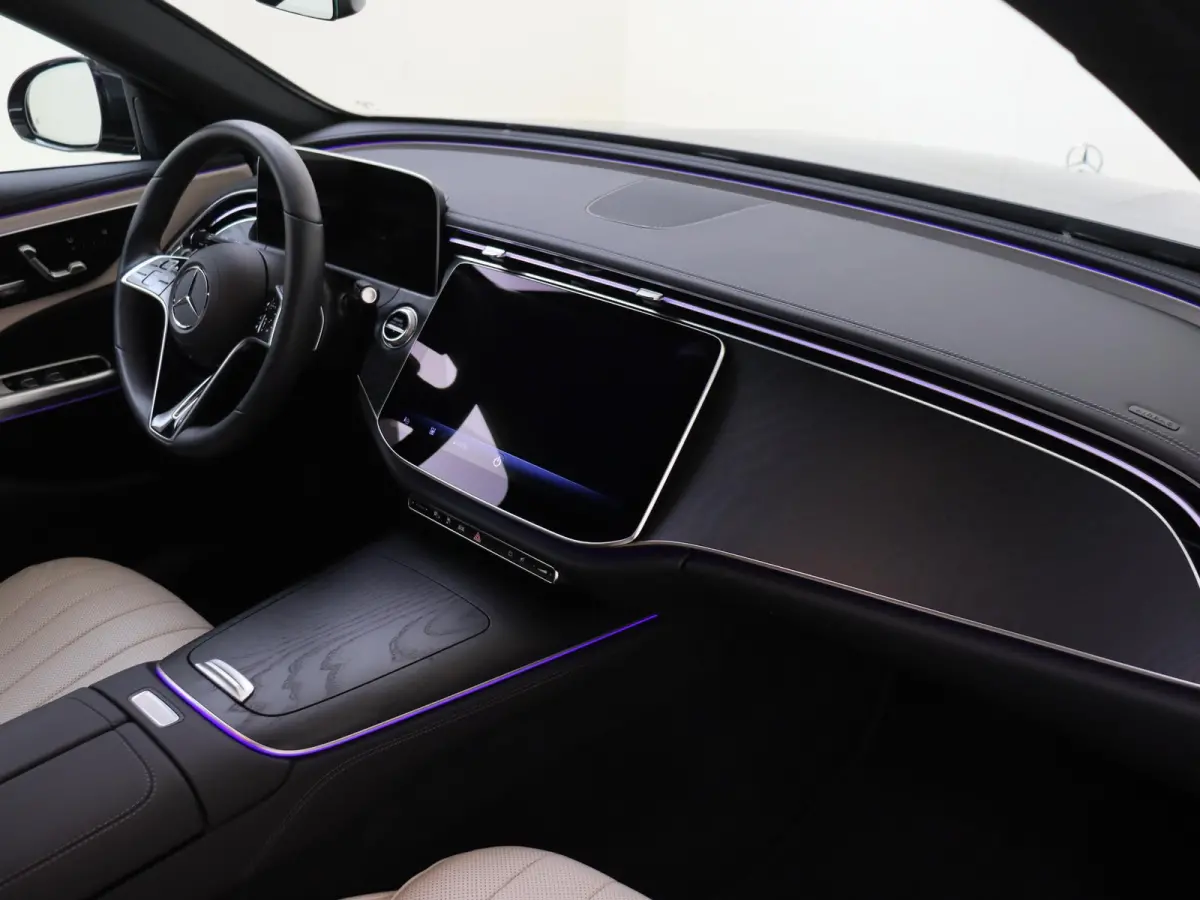 300 e Luxury Line /Memory stoelen /360 Camera /Keyless go /Augmented reality