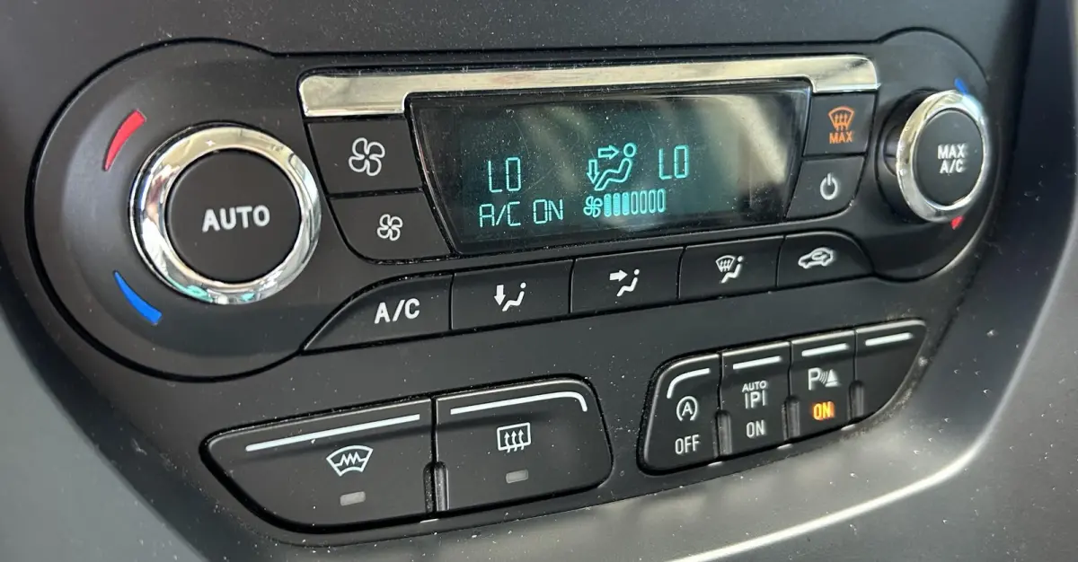 1.5 Titanium Styling Pack 150PK | Nette Staat! | Trekhaak | Parkeersensoren Voor en Achter | Navigatie | Stoelverwarming | Climate Control | 2 Sleutels | Voorruitverwarming | Cruise Control 