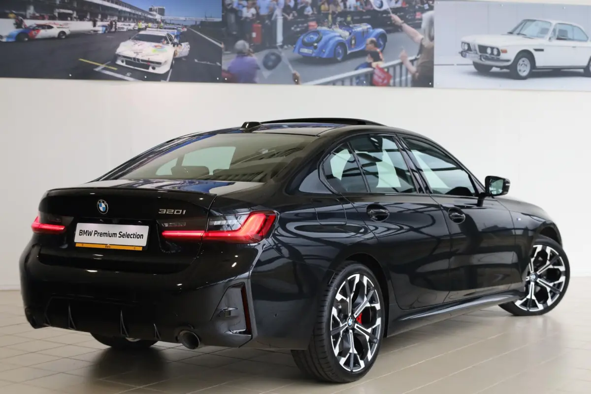 320i | M Sportpakket Pro | Glazen Schuif-/Kanteldak | Achteruitrijcamera | Comfort Access | Elektr. Trekhaak