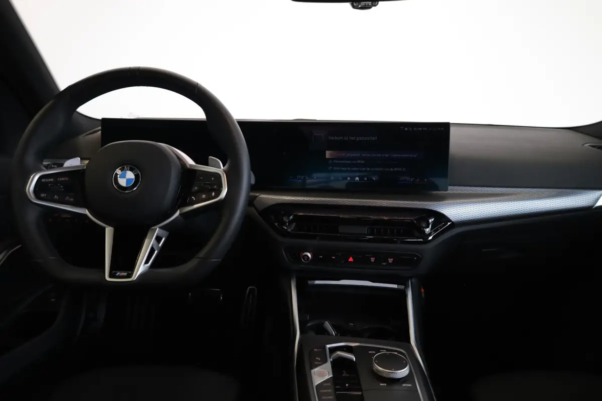 320i | M Sportpakket Pro | Glazen Schuif-/Kanteldak | Achteruitrijcamera | Comfort Access | Elektr. Trekhaak