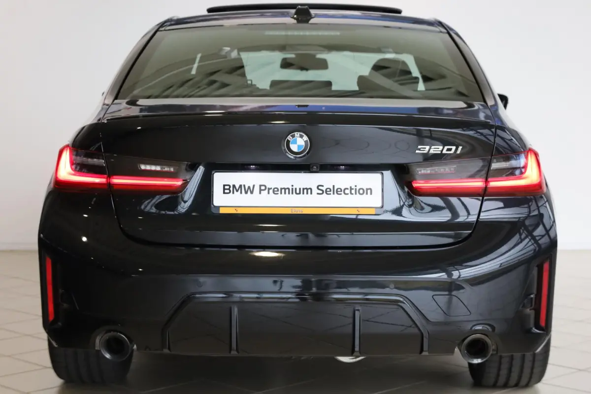 320i | M Sportpakket Pro | Glazen Schuif-/Kanteldak | Achteruitrijcamera | Comfort Access | Elektr. Trekhaak