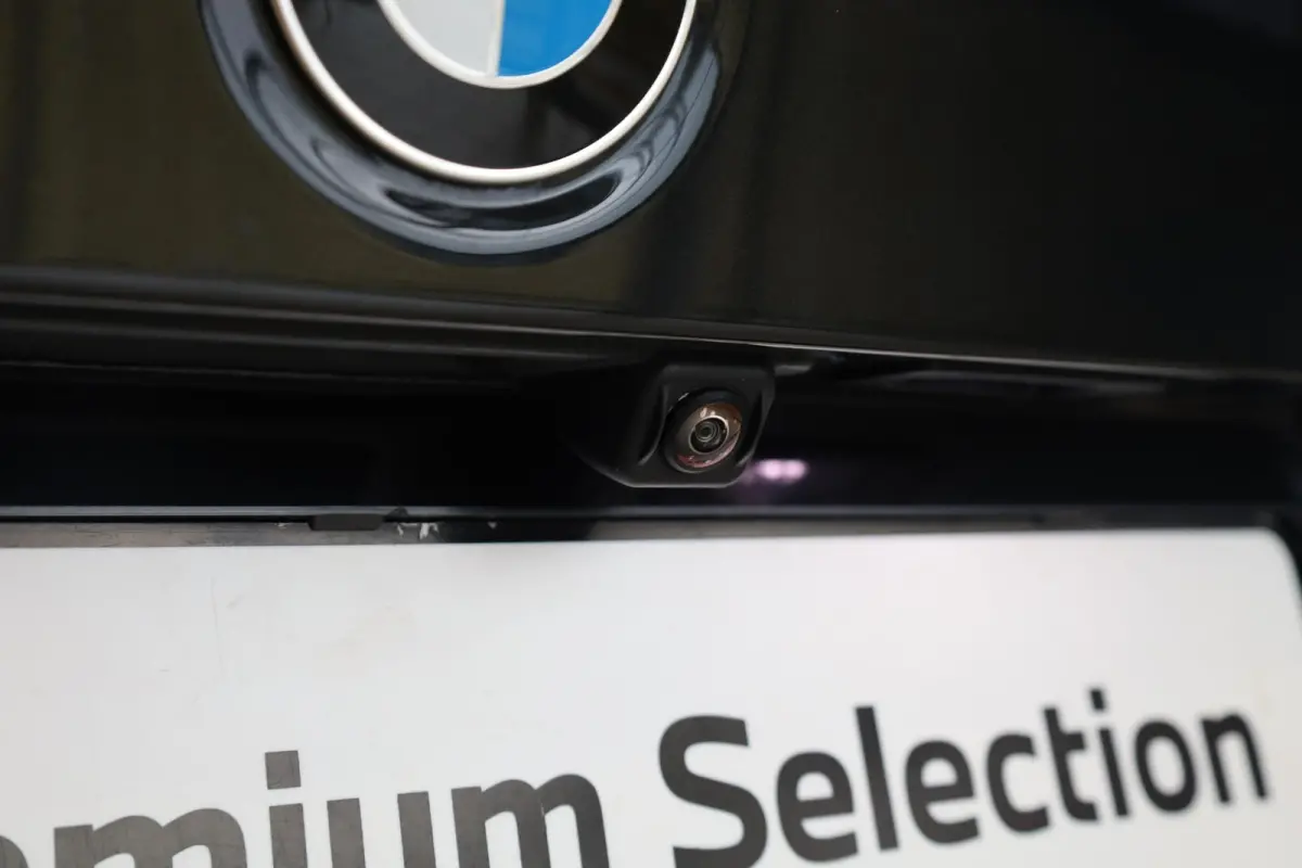 320i | M Sportpakket Pro | Glazen Schuif-/Kanteldak | Achteruitrijcamera | Comfort Access | Elektr. Trekhaak