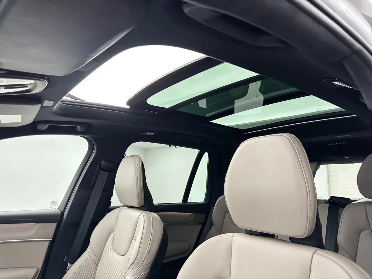 T8 Ultra Dark Executive Edition | 22" | Gelaagd & Getint Glas | Geintegreerd kinderzitje | Luchtvering | Geventileerd Nappa | Bowers & Wilkins | Stoelmassage | Panoramadak | Head-Up | 360 Ca