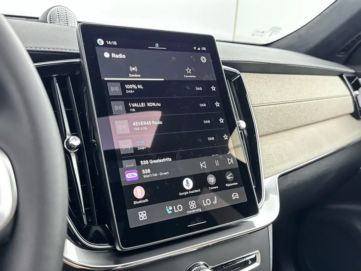 T8 Ultra Dark Executive Edition | 22" | Gelaagd & Getint Glas | Geintegreerd kinderzitje | Luchtvering | Geventileerd Nappa | Bowers & Wilkins | Stoelmassage | Panoramadak | Head-Up | 360 Ca