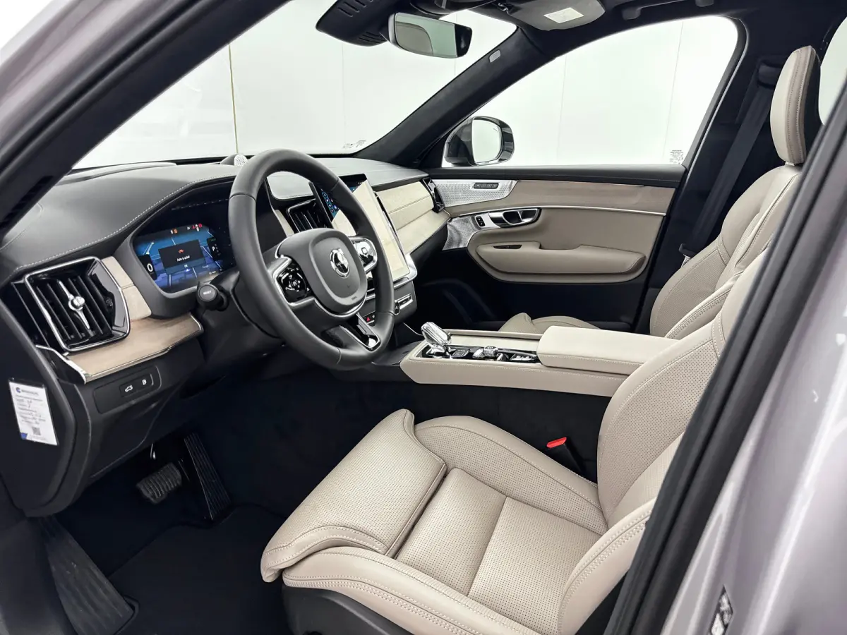 T8 Ultra Dark Executive Edition | 22" | Gelaagd & Getint Glas | Geintegreerd kinderzitje | Luchtvering | Geventileerd Nappa | Bowers & Wilkins | Stoelmassage | Panoramadak | Head-Up | 360 Ca