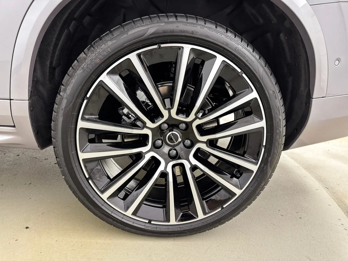 T8 Ultra Dark Executive Edition | 22" | Gelaagd & Getint Glas | Geintegreerd kinderzitje | Luchtvering | Geventileerd Nappa | Bowers & Wilkins | Stoelmassage | Panoramadak | Head-Up | 360 Ca