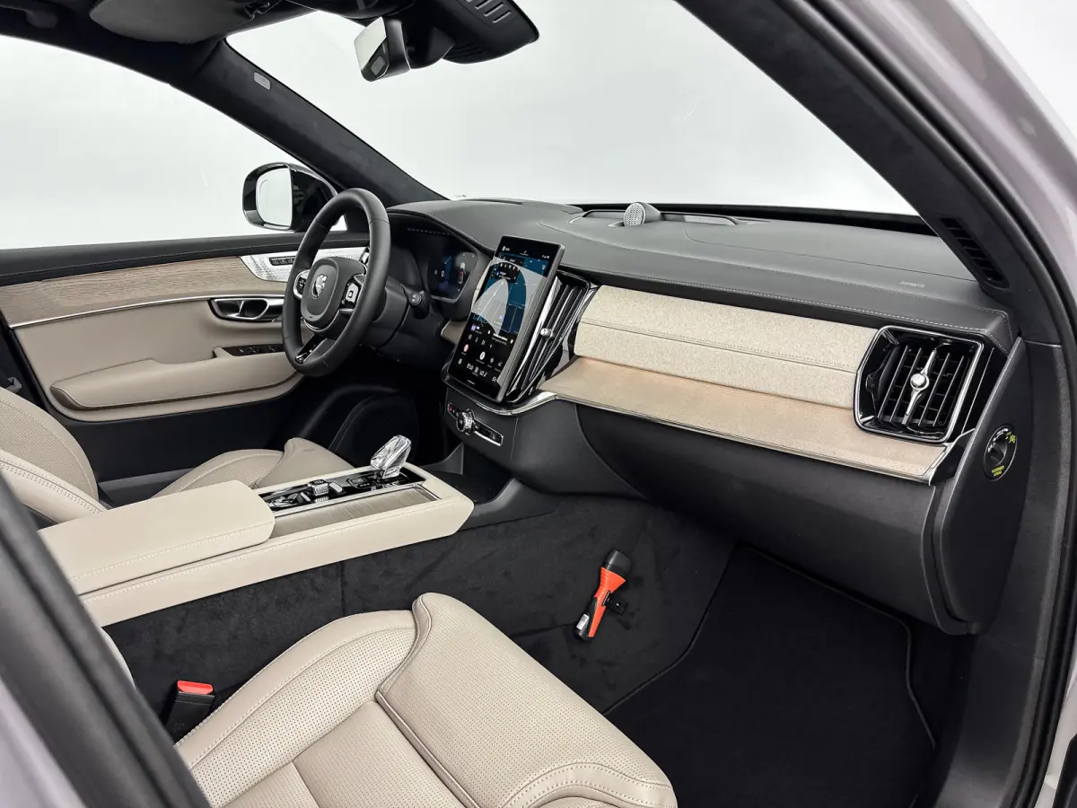 T8 Ultra Dark Executive Edition | 22" | Gelaagd & Getint Glas | Geintegreerd kinderzitje | Luchtvering | Geventileerd Nappa | Bowers & Wilkins | Stoelmassage | Panoramadak | Head-Up | 360 Ca