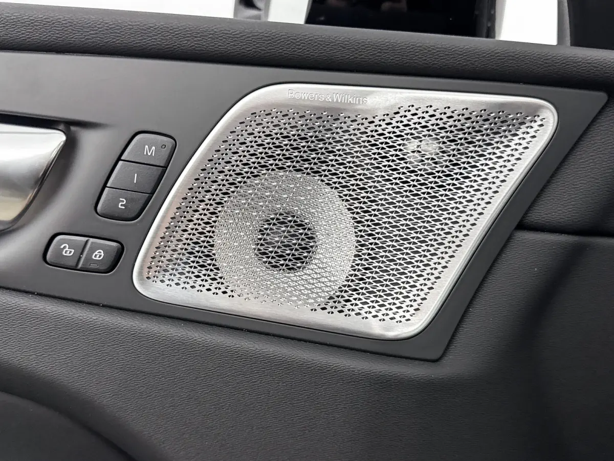 T8 Recharge Ultra Dark Executive | 22" | Getint & Gelamineerd Glas | Alarmklasse 3 | Black Edition Interieur | Luchtvering | Bowers & Wilkins | Geventileerd Nappa | Massagestoelen | Head-Up 
