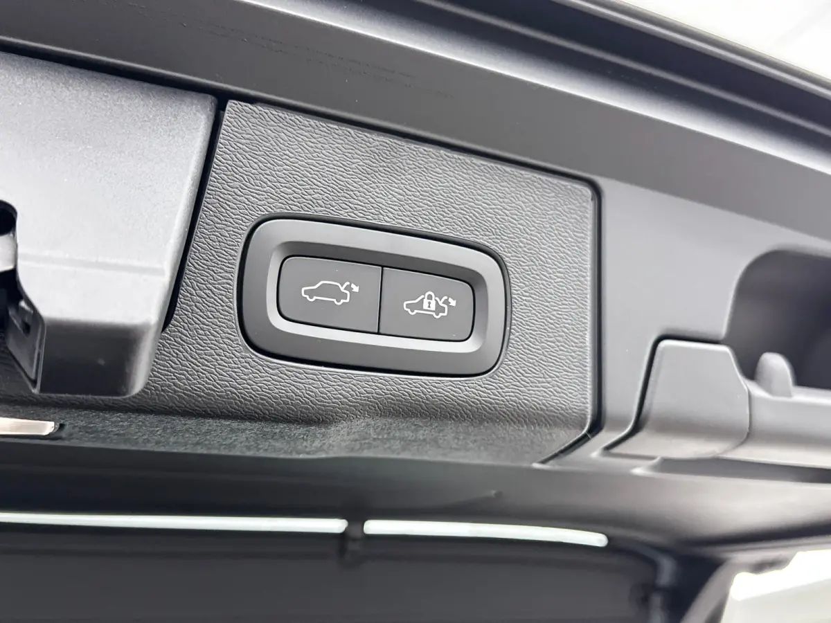 T8 Recharge Ultra Dark Executive | 22" | Getint & Gelamineerd Glas | Alarmklasse 3 | Black Edition Interieur | Luchtvering | Bowers & Wilkins | Geventileerd Nappa | Massagestoelen | Head-Up 