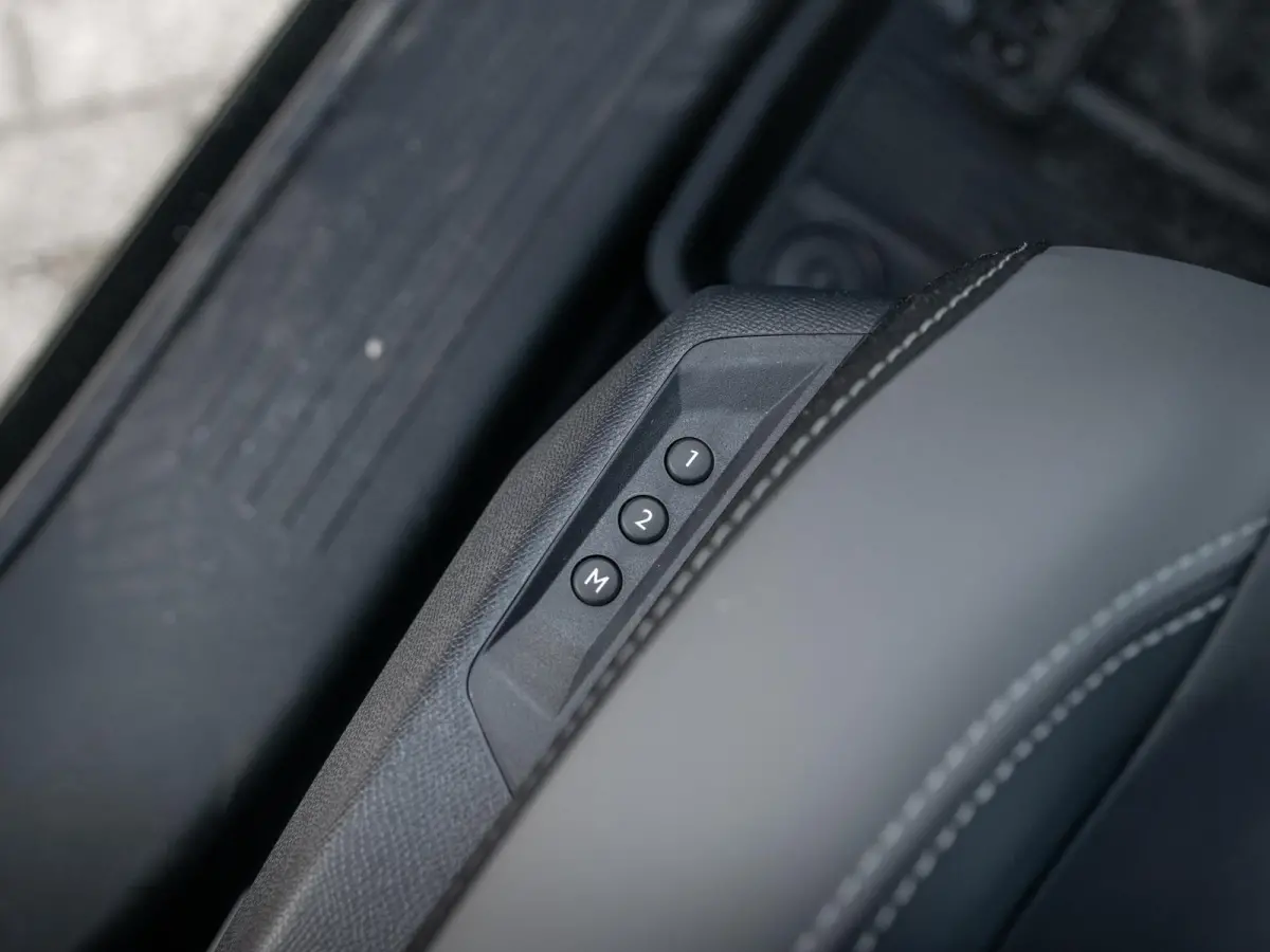 First Edition 74 kWh | Actieprijs | Adapt. Cruise | Camera | Carplay | 20" | Elektr. A-Klep | Navi | Winter Pack | Schuif/Kanteldak | Premium Pack | Conv. Pack | Warmtepomp