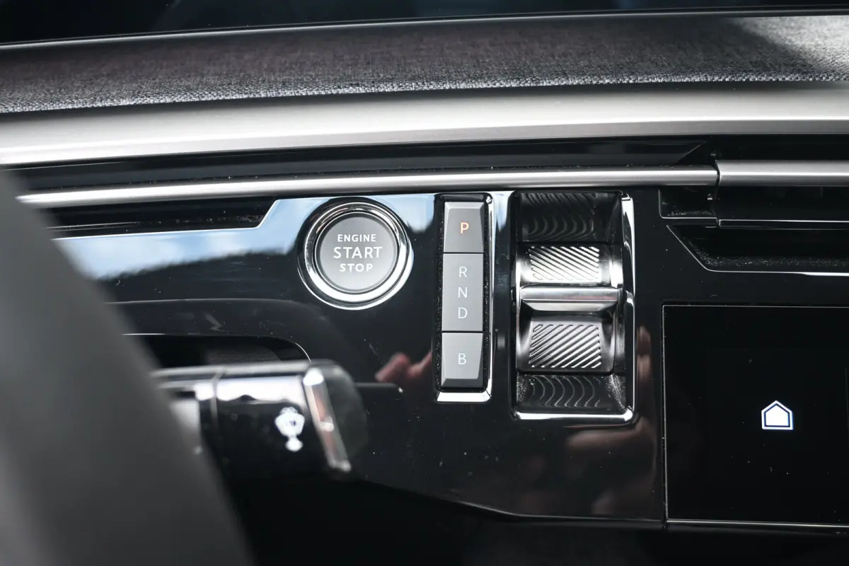 1.6 plug-in Hybrid 195 Allure Tot 8 jaar Garantie! | Afn. Trekhaak | 7,4kW Lader | AllSeason | Navigatie | Achteruitrijcamera | Keyless-Entry | !!