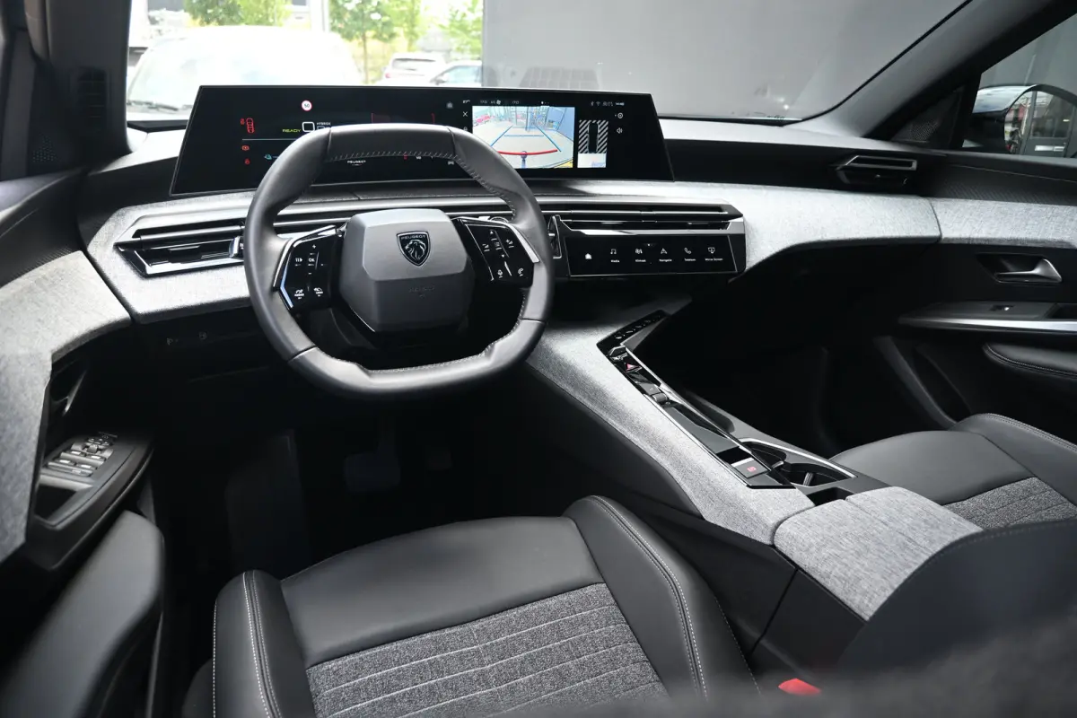 1.6 plug-in Hybrid 195 Allure Tot 8 jaar Garantie! | Afn. Trekhaak | 7,4kW Lader | AllSeason | Navigatie | Achteruitrijcamera | Keyless-Entry | !!