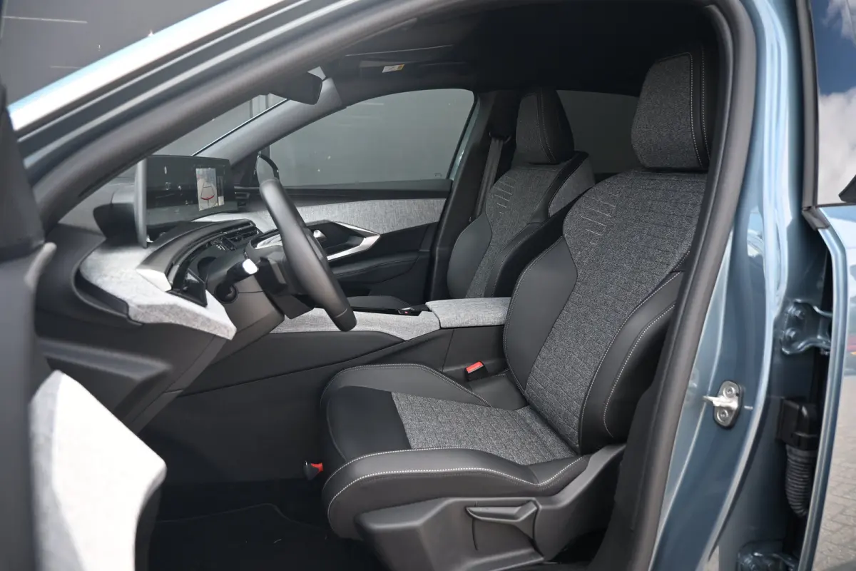 1.6 plug-in Hybrid 195 Allure Tot 8 jaar Garantie! | Afn. Trekhaak | 7,4kW Lader | AllSeason | Navigatie | Achteruitrijcamera | Keyless-Entry | !!