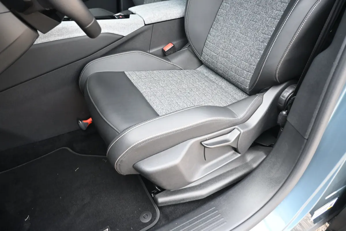 1.6 plug-in Hybrid 195 Allure Tot 8 jaar Garantie! | Afn. Trekhaak | 7,4kW Lader | AllSeason | Navigatie | Achteruitrijcamera | Keyless-Entry | !!
