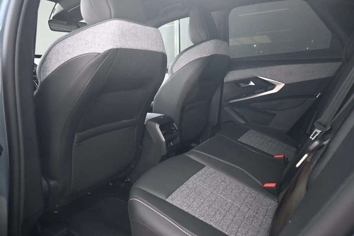 1.6 plug-in Hybrid 195 Allure Tot 8 jaar Garantie! | Afn. Trekhaak | 7,4kW Lader | AllSeason | Navigatie | Achteruitrijcamera | Keyless-Entry | !!