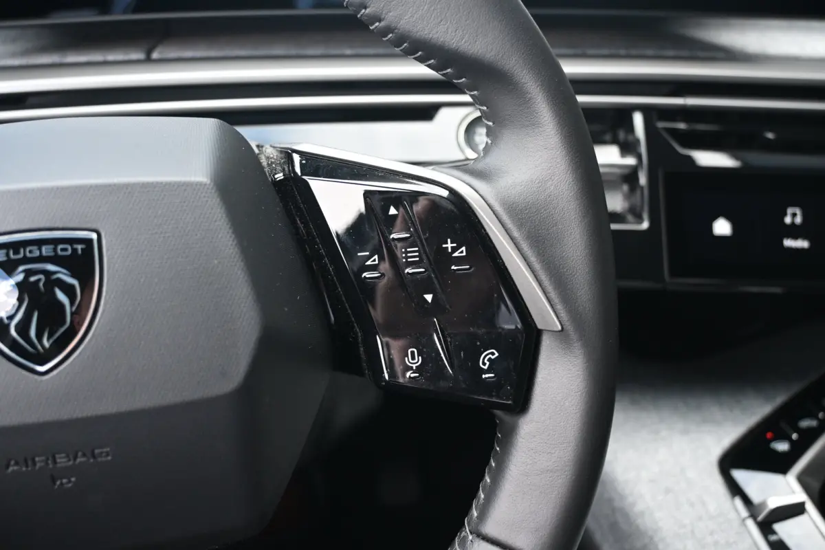 1.6 plug-in Hybrid 195 Allure Tot 8 jaar Garantie! | Afn. Trekhaak | 7,4kW Lader | AllSeason | Navigatie | Achteruitrijcamera | Keyless-Entry | !!