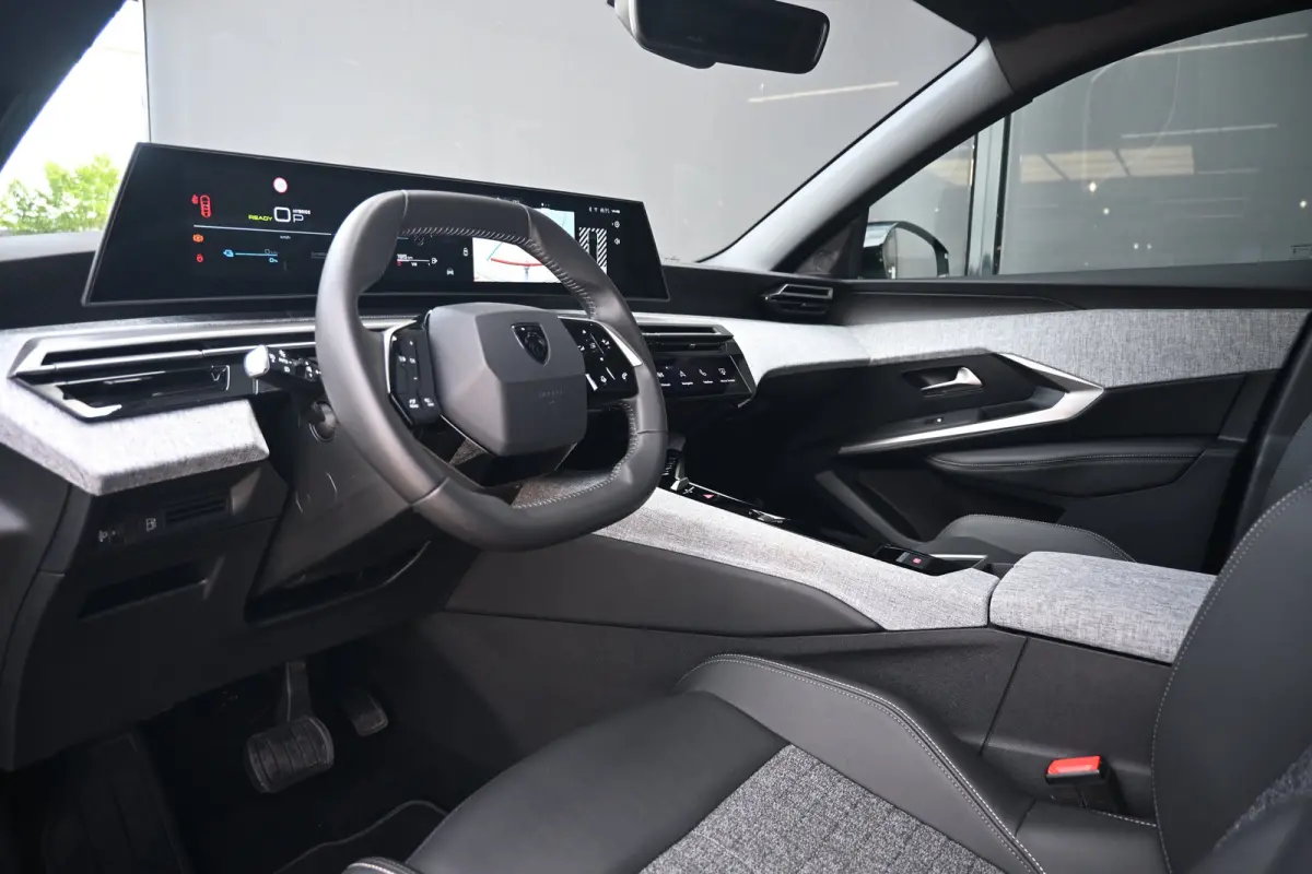 1.6 plug-in Hybrid 195 Allure Tot 8 jaar Garantie! | Afn. Trekhaak | 7,4kW Lader | AllSeason | Navigatie | Achteruitrijcamera | Keyless-Entry | !!