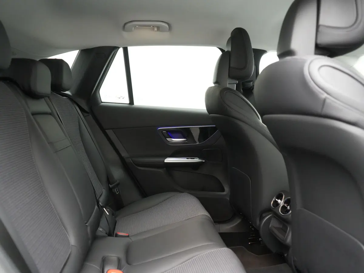 4MATIC Avantgarde PHEV 313pk Dealer O.H. | Adaptive Cruise | Camera | Digital LED | Sportstoelen Memory & Verwarmd | Stuur Verwarmd | Sfeerverlichting | Apple Carplay | Blis | Navigatie | MB