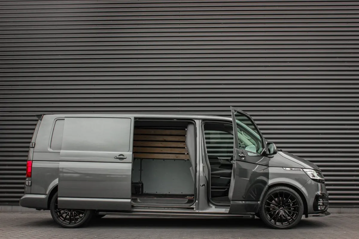 2.0 TDI L2H1 204PK JB-EDITION DSG / PDC / VERLAGINGSVEREN / LEDEREN BEKLEDING / FULL / APPLE CARPLAY /NAVI