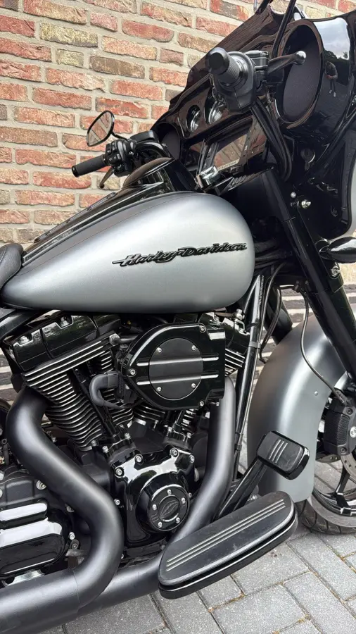 FLHXS Streetglide Street Glide  Special mat grijs blackout