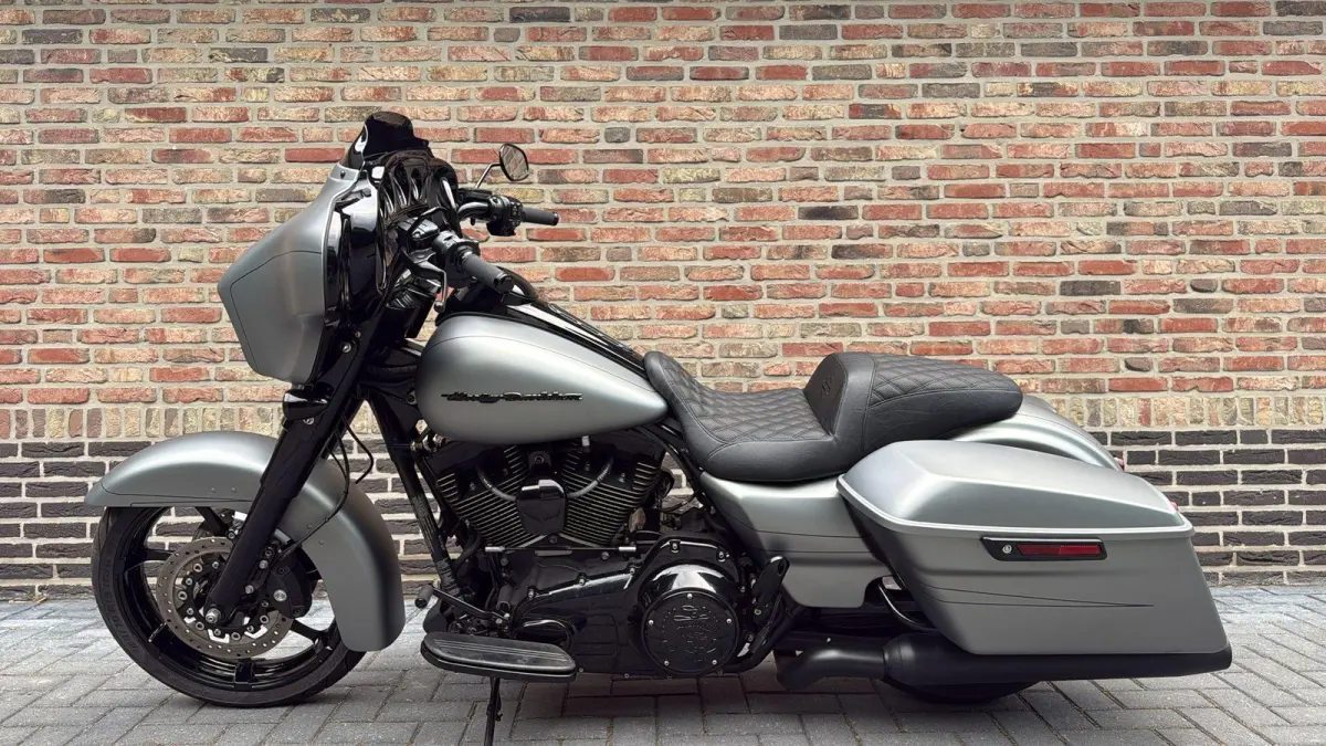 FLHXS Streetglide Street Glide  Special mat grijs blackout