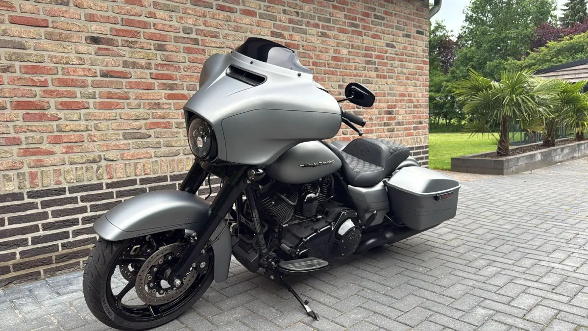 FLHXS Streetglide Street Glide  Special mat grijs blackout