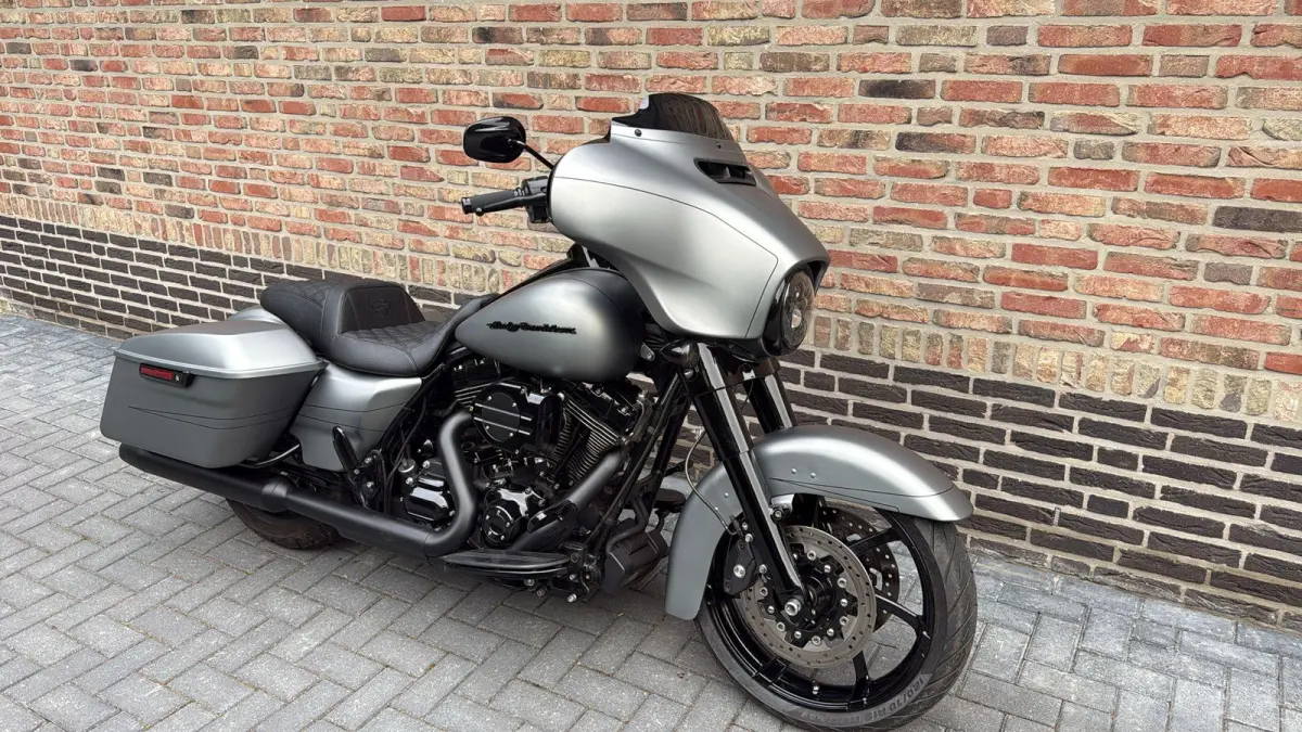 FLHXS Streetglide Street Glide  Special mat grijs blackout