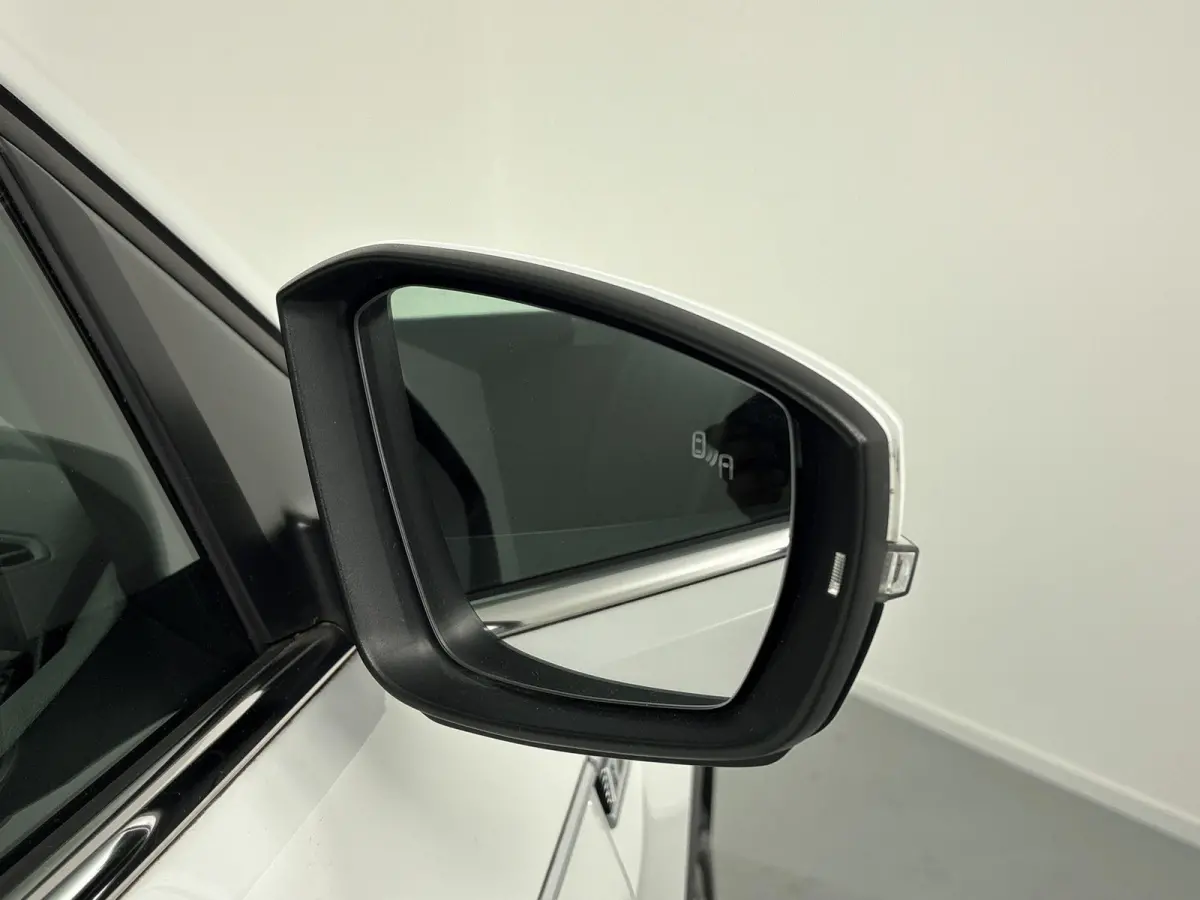 1.0 TSI Style Airco | Cruise Control | Dakrails |  Lederen Stuurwiel | Lichtmetalen Velgen | Parkeersensor Voor en Achter | Stuurwiel Multifunctioneel | Bluetooth | Navigatiesysteem | R-Line