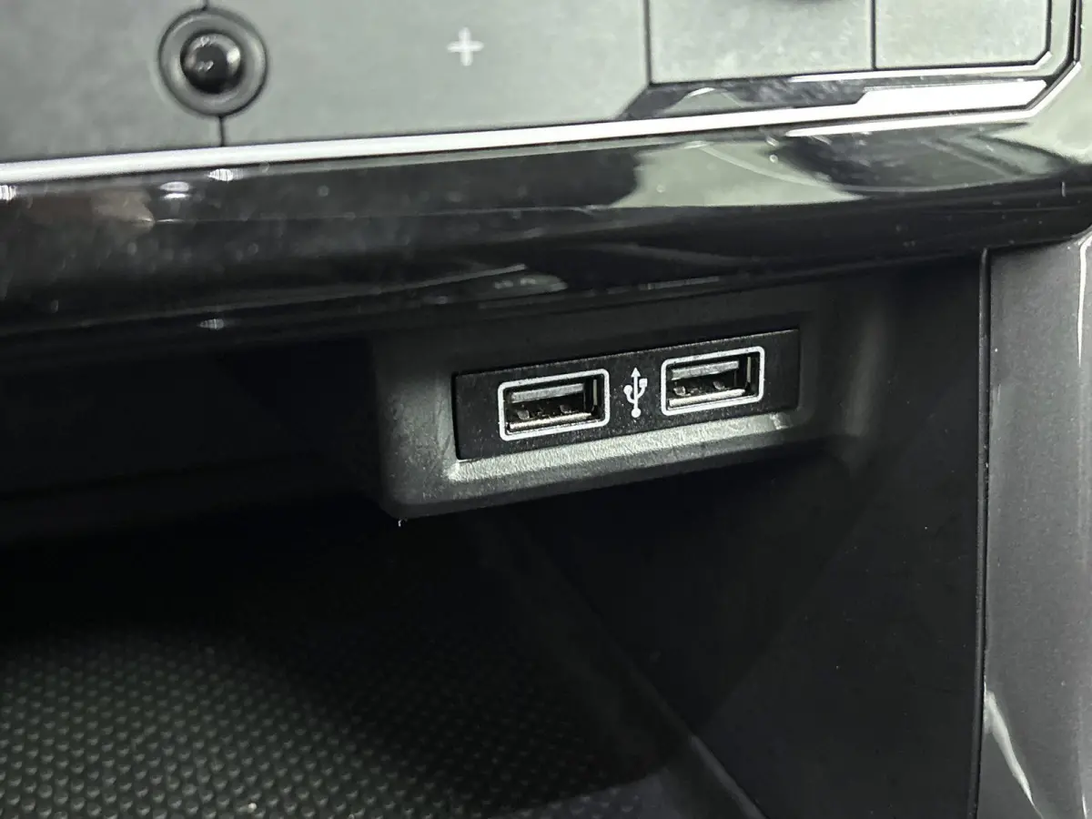 1.0 TSI Style Airco | Cruise Control | Dakrails |  Lederen Stuurwiel | Lichtmetalen Velgen | Parkeersensor Voor en Achter | Stuurwiel Multifunctioneel | Bluetooth | Navigatiesysteem | R-Line