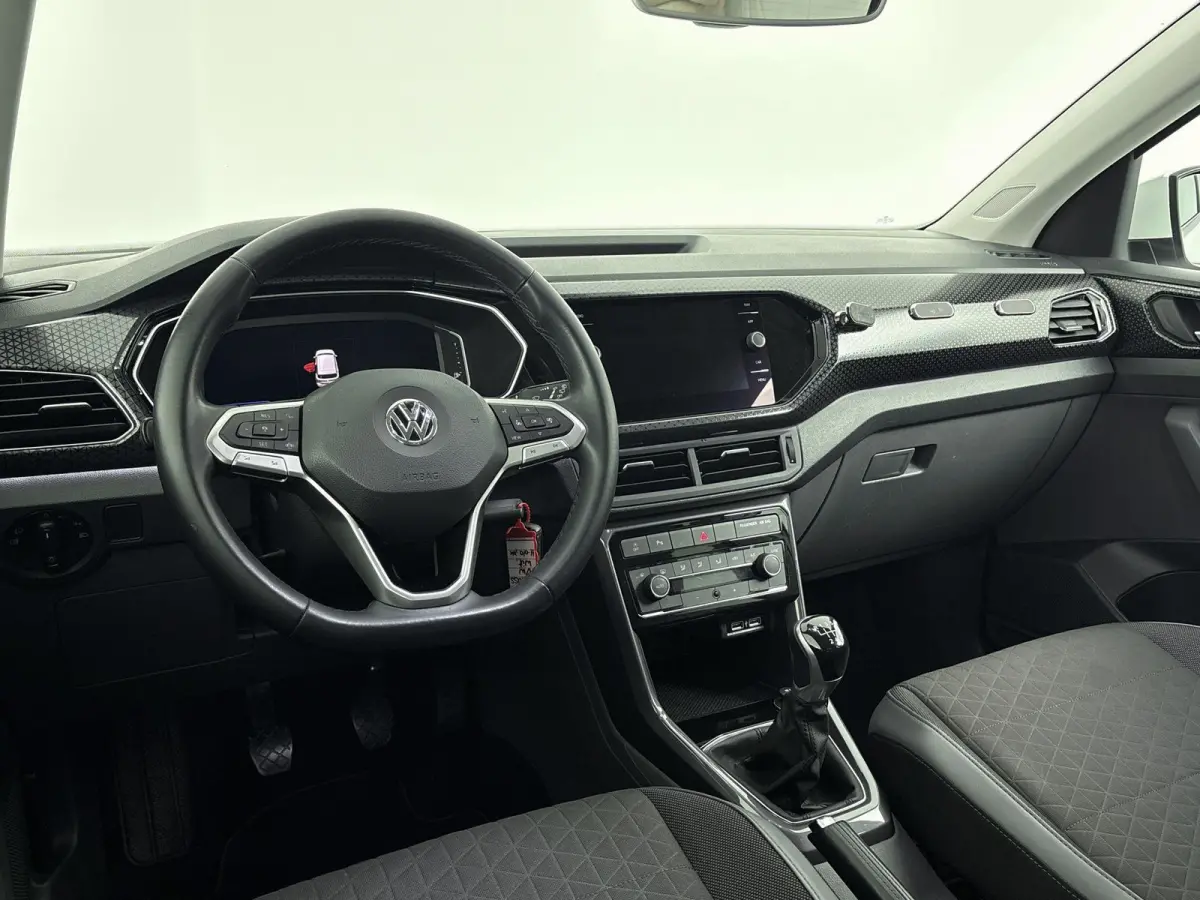 1.0 TSI Style Airco | Cruise Control | Dakrails |  Lederen Stuurwiel | Lichtmetalen Velgen | Parkeersensor Voor en Achter | Stuurwiel Multifunctioneel | Bluetooth | Navigatiesysteem | R-Line