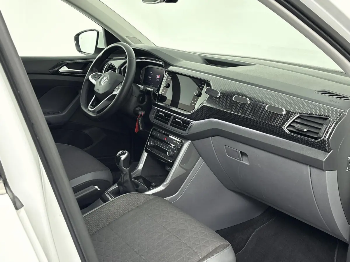 1.0 TSI Style Airco | Cruise Control | Dakrails |  Lederen Stuurwiel | Lichtmetalen Velgen | Parkeersensor Voor en Achter | Stuurwiel Multifunctioneel | Bluetooth | Navigatiesysteem | R-Line