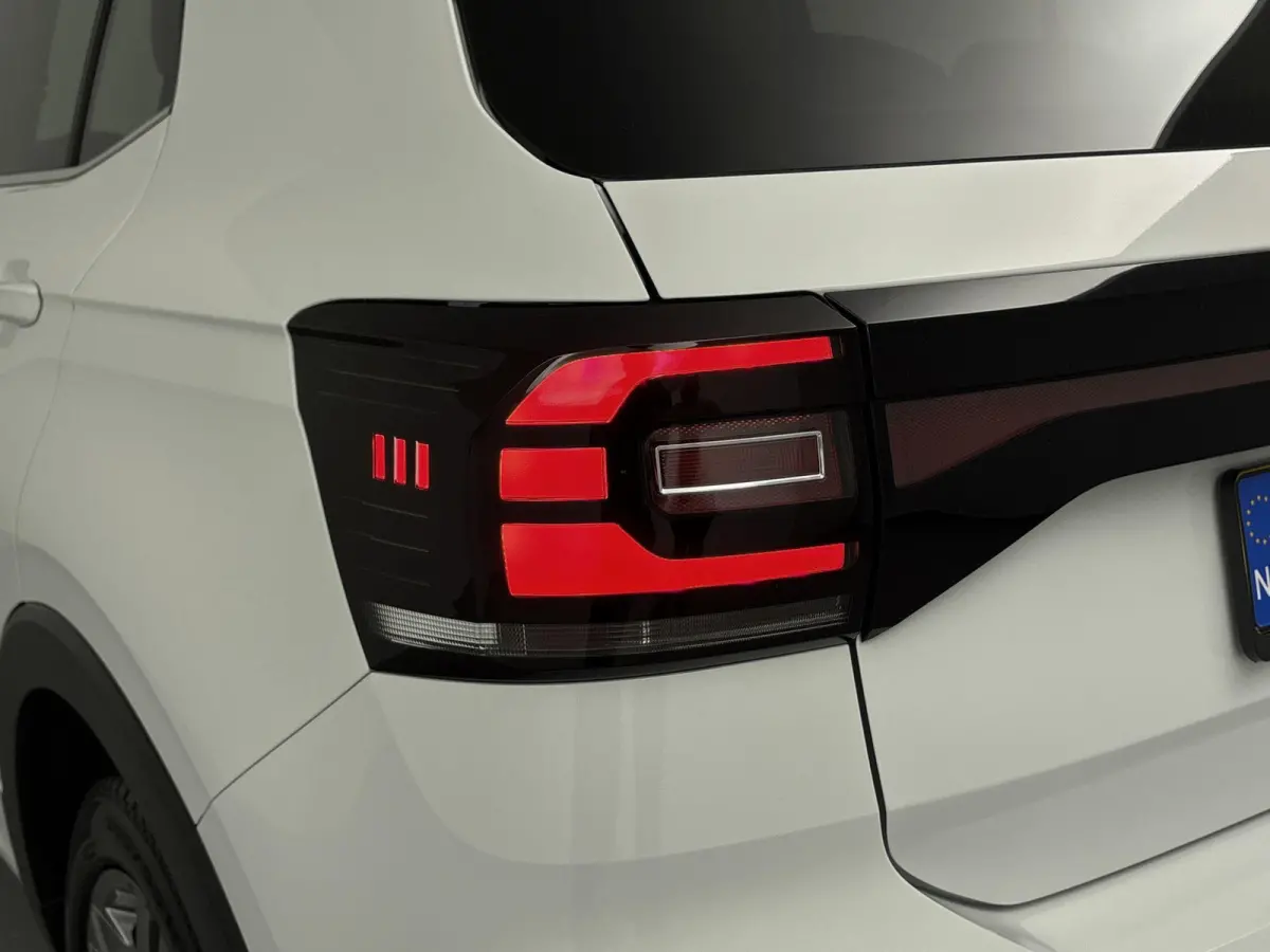 1.0 TSI Style Airco | Cruise Control | Dakrails |  Lederen Stuurwiel | Lichtmetalen Velgen | Parkeersensor Voor en Achter | Stuurwiel Multifunctioneel | Bluetooth | Navigatiesysteem | R-Line