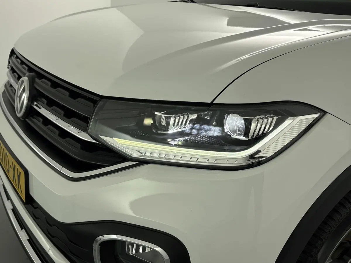 1.0 TSI Style Airco | Cruise Control | Dakrails |  Lederen Stuurwiel | Lichtmetalen Velgen | Parkeersensor Voor en Achter | Stuurwiel Multifunctioneel | Bluetooth | Navigatiesysteem | R-Line