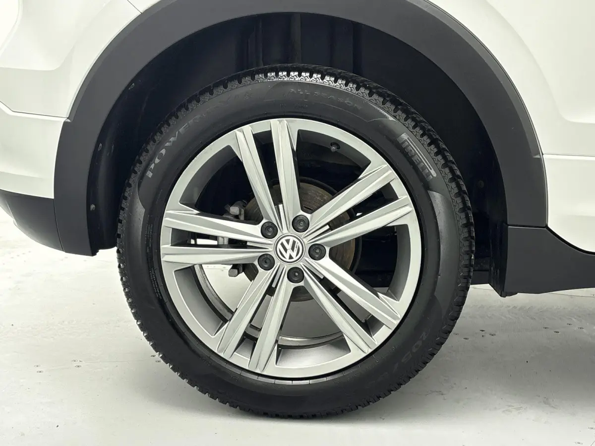 1.0 TSI Style Airco | Cruise Control | Dakrails |  Lederen Stuurwiel | Lichtmetalen Velgen | Parkeersensor Voor en Achter | Stuurwiel Multifunctioneel | Bluetooth | Navigatiesysteem | R-Line