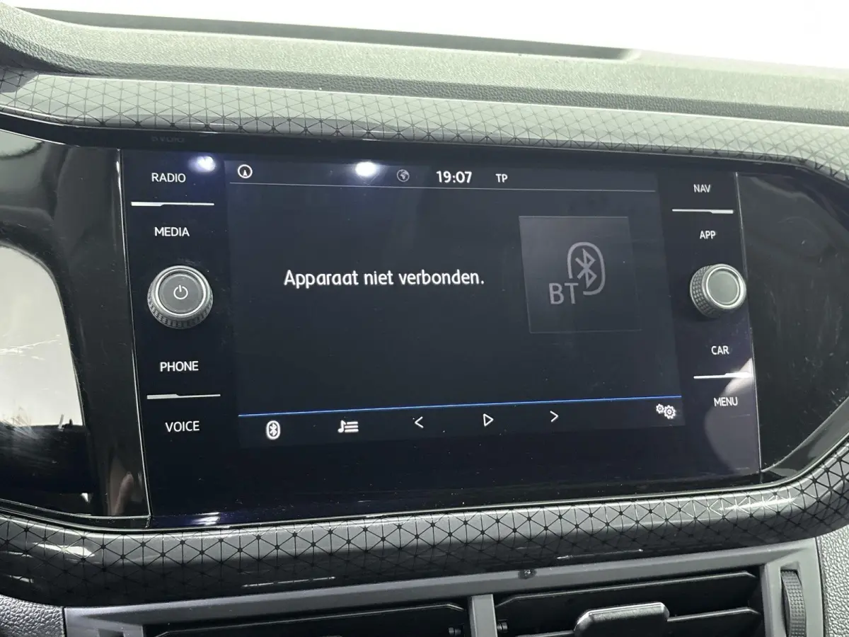 1.0 TSI Style Airco | Cruise Control | Dakrails |  Lederen Stuurwiel | Lichtmetalen Velgen | Parkeersensor Voor en Achter | Stuurwiel Multifunctioneel | Bluetooth | Navigatiesysteem | R-Line
