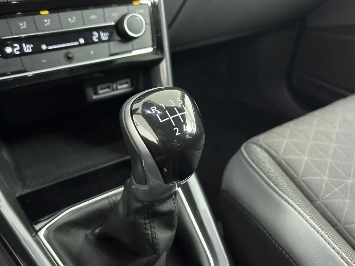 1.0 TSI Style Airco | Cruise Control | Dakrails |  Lederen Stuurwiel | Lichtmetalen Velgen | Parkeersensor Voor en Achter | Stuurwiel Multifunctioneel | Bluetooth | Navigatiesysteem | R-Line
