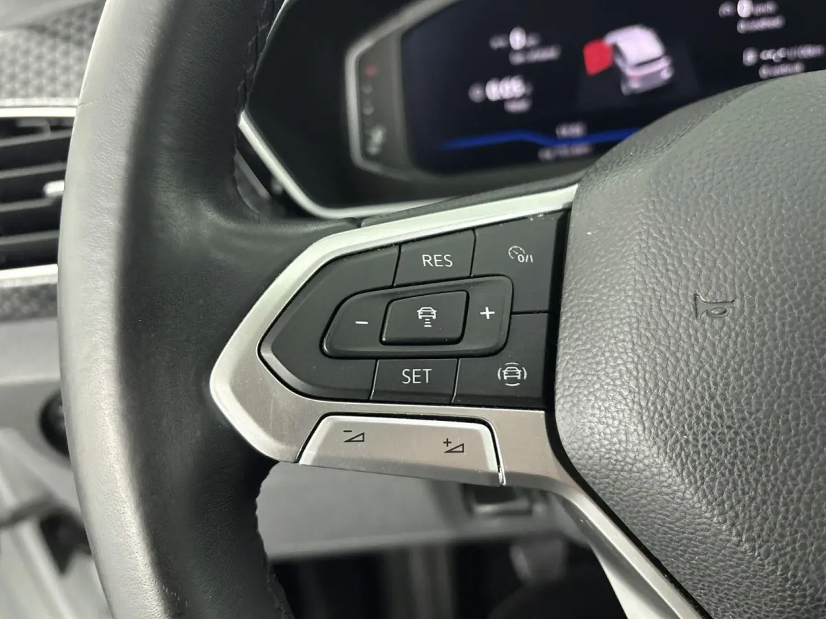 1.0 TSI Style Airco | Cruise Control | Dakrails |  Lederen Stuurwiel | Lichtmetalen Velgen | Parkeersensor Voor en Achter | Stuurwiel Multifunctioneel | Bluetooth | Navigatiesysteem | R-Line