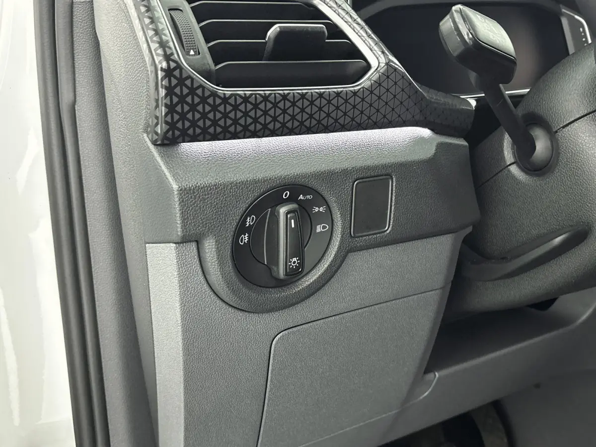 1.0 TSI Style Airco | Cruise Control | Dakrails |  Lederen Stuurwiel | Lichtmetalen Velgen | Parkeersensor Voor en Achter | Stuurwiel Multifunctioneel | Bluetooth | Navigatiesysteem | R-Line