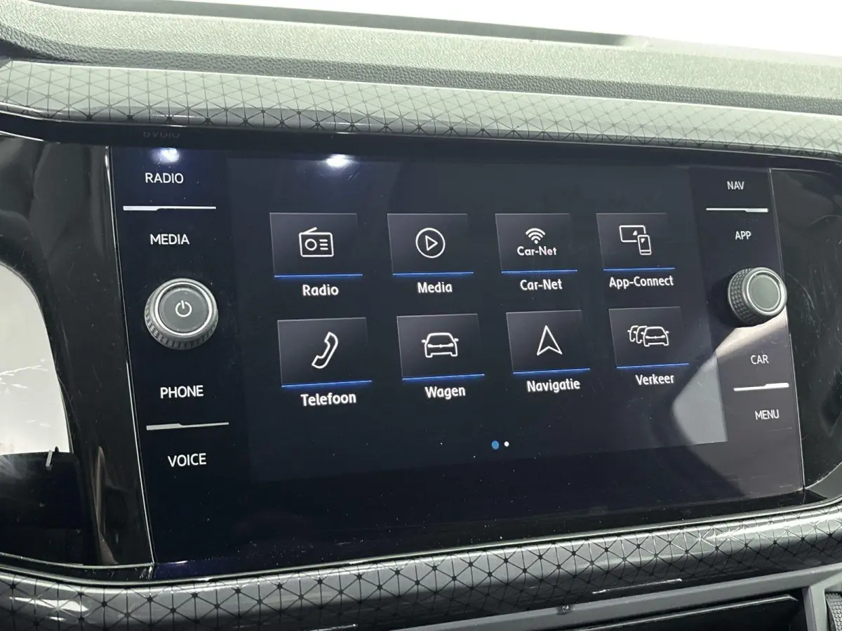 1.0 TSI Style Airco | Cruise Control | Dakrails |  Lederen Stuurwiel | Lichtmetalen Velgen | Parkeersensor Voor en Achter | Stuurwiel Multifunctioneel | Bluetooth | Navigatiesysteem | R-Line