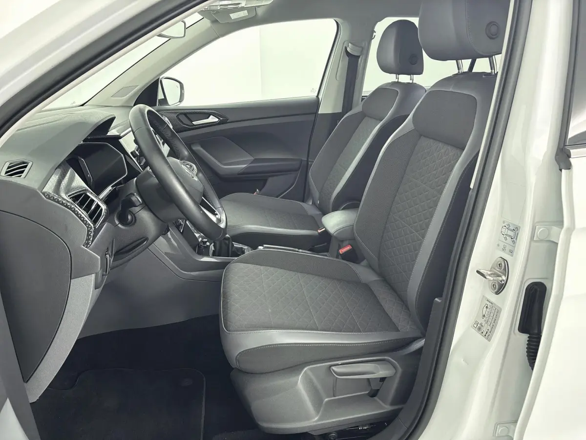 1.0 TSI Style Airco | Cruise Control | Dakrails |  Lederen Stuurwiel | Lichtmetalen Velgen | Parkeersensor Voor en Achter | Stuurwiel Multifunctioneel | Bluetooth | Navigatiesysteem | R-Line