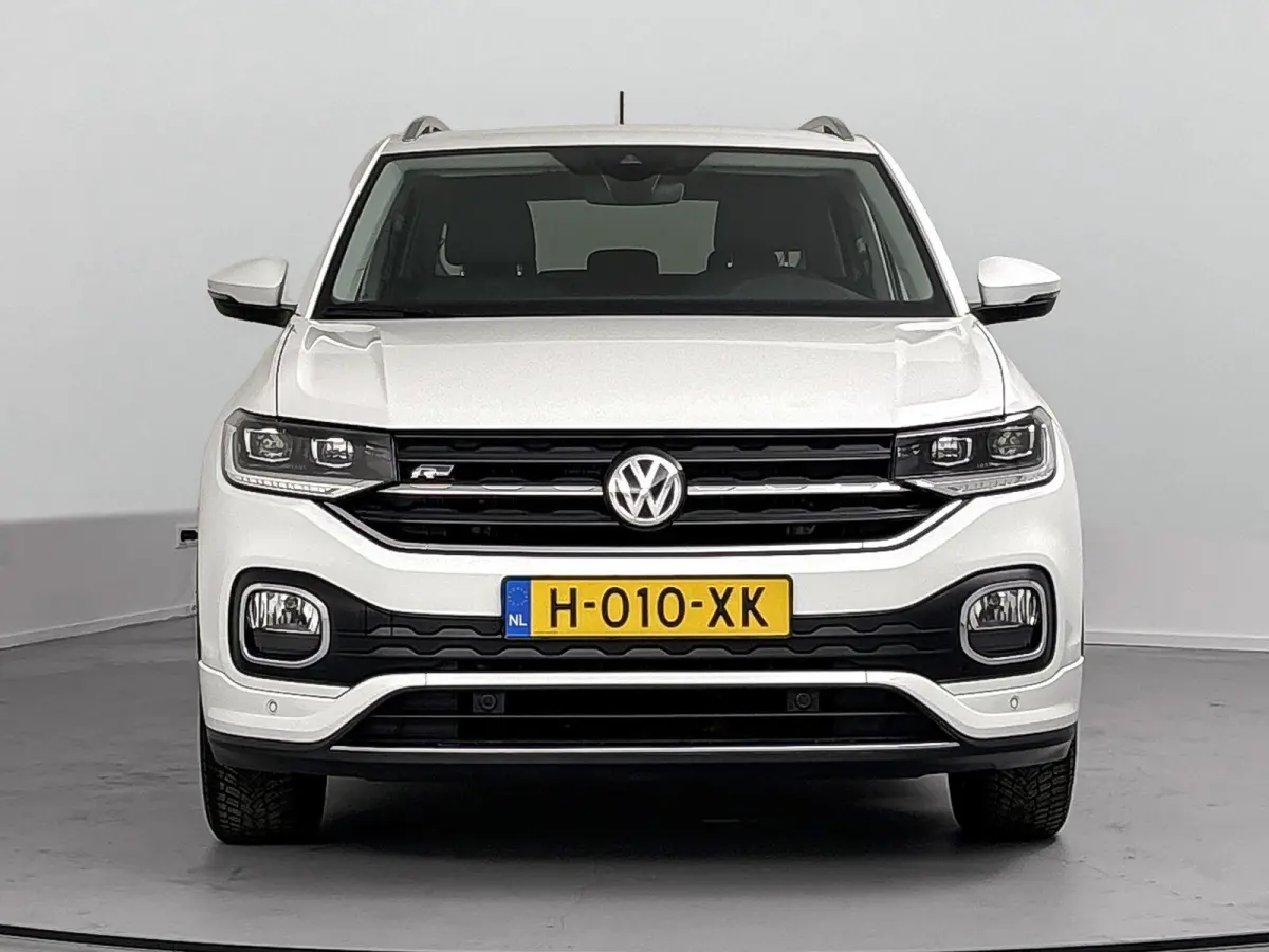 1.0 TSI Style Airco | Cruise Control | Dakrails |  Lederen Stuurwiel | Lichtmetalen Velgen | Parkeersensor Voor en Achter | Stuurwiel Multifunctioneel | Bluetooth | Navigatiesysteem | R-Line