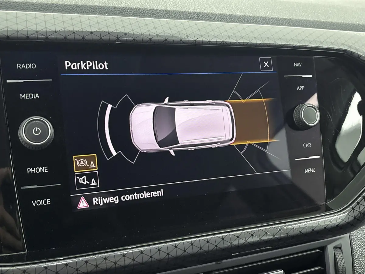 1.0 TSI Style Airco | Cruise Control | Dakrails |  Lederen Stuurwiel | Lichtmetalen Velgen | Parkeersensor Voor en Achter | Stuurwiel Multifunctioneel | Bluetooth | Navigatiesysteem | R-Line