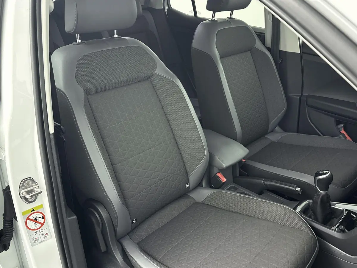 1.0 TSI Style Airco | Cruise Control | Dakrails |  Lederen Stuurwiel | Lichtmetalen Velgen | Parkeersensor Voor en Achter | Stuurwiel Multifunctioneel | Bluetooth | Navigatiesysteem | R-Line