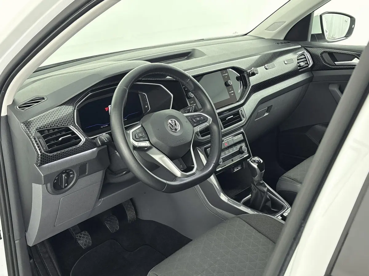 1.0 TSI Style Airco | Cruise Control | Dakrails |  Lederen Stuurwiel | Lichtmetalen Velgen | Parkeersensor Voor en Achter | Stuurwiel Multifunctioneel | Bluetooth | Navigatiesysteem | R-Line