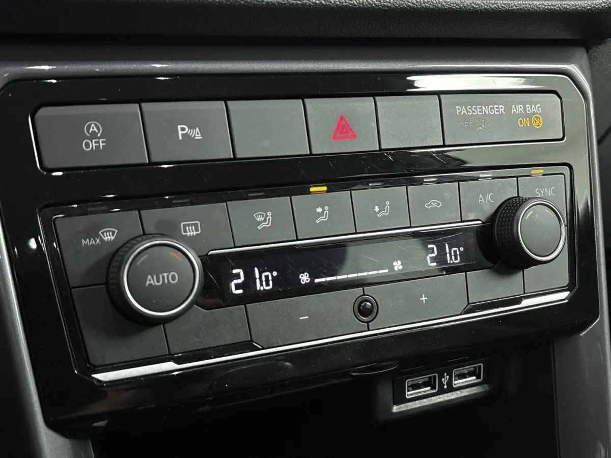 1.0 TSI Style Airco | Cruise Control | Dakrails |  Lederen Stuurwiel | Lichtmetalen Velgen | Parkeersensor Voor en Achter | Stuurwiel Multifunctioneel | Bluetooth | Navigatiesysteem | R-Line