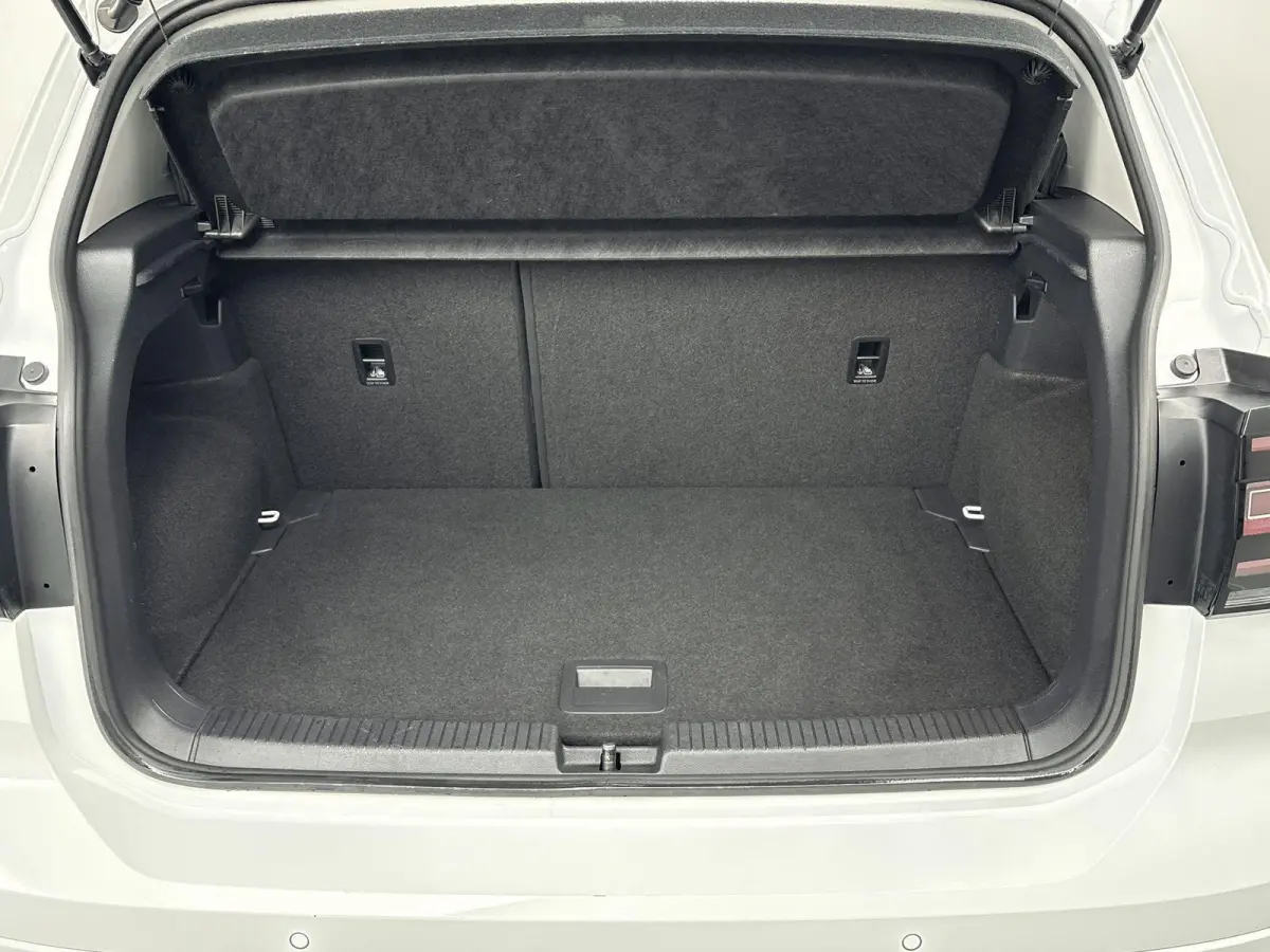 1.0 TSI Style Airco | Cruise Control | Dakrails |  Lederen Stuurwiel | Lichtmetalen Velgen | Parkeersensor Voor en Achter | Stuurwiel Multifunctioneel | Bluetooth | Navigatiesysteem | R-Line