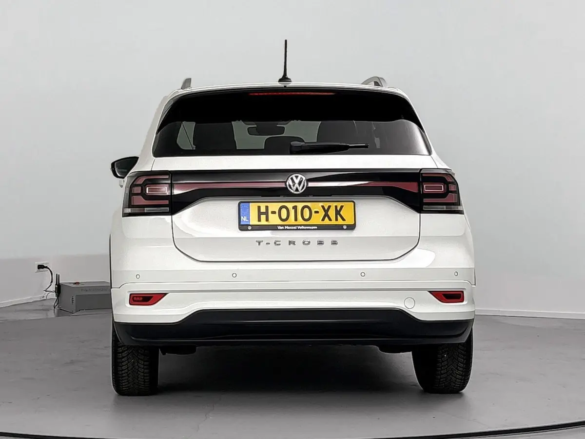 1.0 TSI Style Airco | Cruise Control | Dakrails |  Lederen Stuurwiel | Lichtmetalen Velgen | Parkeersensor Voor en Achter | Stuurwiel Multifunctioneel | Bluetooth | Navigatiesysteem | R-Line